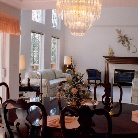 River Cove Elegant Waterfront Bed & Breakfast ポスト・フォールズ エクステリア 写真